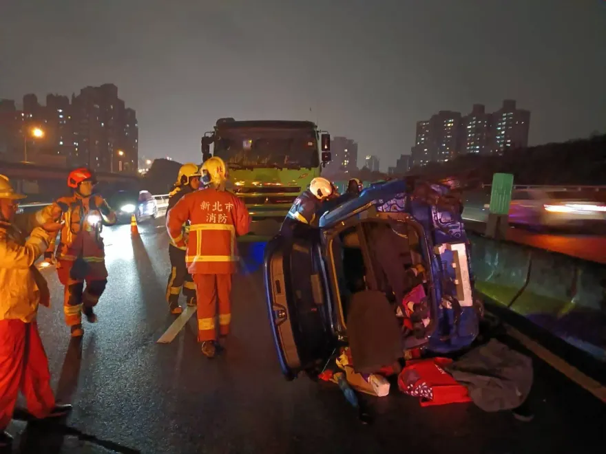 國道1號汐止段嚴重事故！廂型車翻覆「一家4口受困」　警消拆車搶救