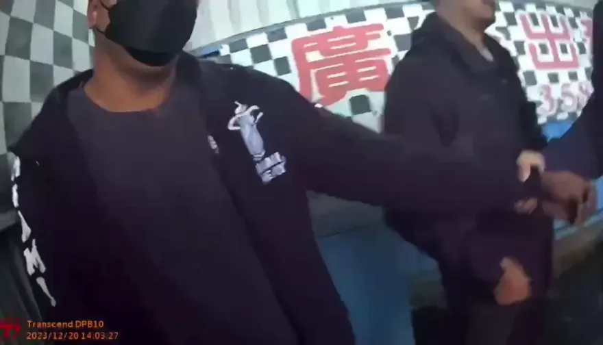 影/都是別人拿來給我的！台東警追槍毒犯洗車場逮人　人贓俱獲他硬扯警傻眼