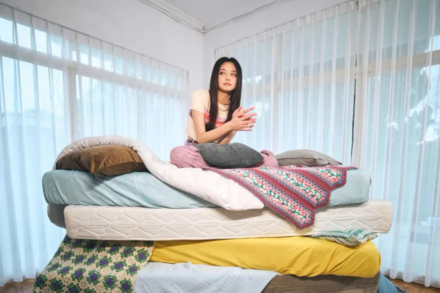 18歲女歌手玩心大起　「床照」疊疊樂意外曝光！