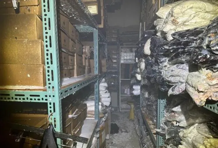 快訊/基隆仁愛區服飾店起火！倉庫商品全泡湯