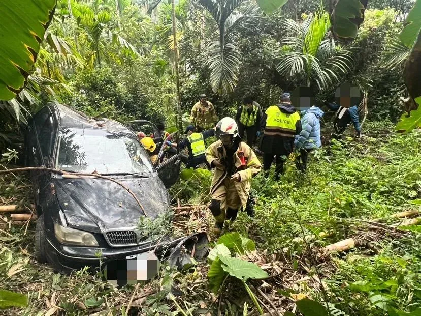 快訊/載3友下山遇死劫！嘉135-2鄉道車墜30米深坡　「顱出血」2死2傷