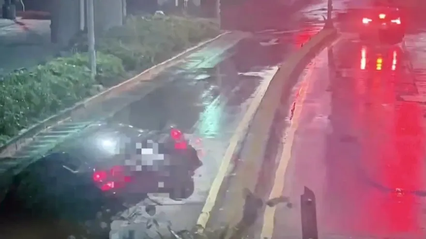 影/撞擊瞬間曝！男子餐敘喝高粱酒駕上路　自撞柵欄飛到對向車道