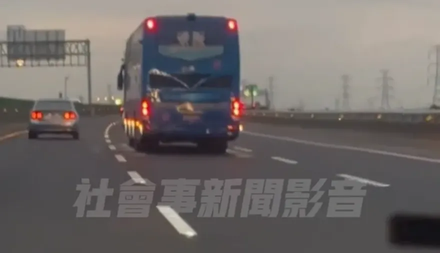 影/6級風虐國道！遊覽車東搖西晃「一副快倒樣」　後面小車嚇壞不敢加速