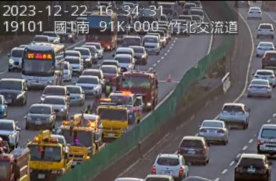 快訊/國1北上竹北交流道3車追撞！占用內線車道　車流嚴重回堵6公里