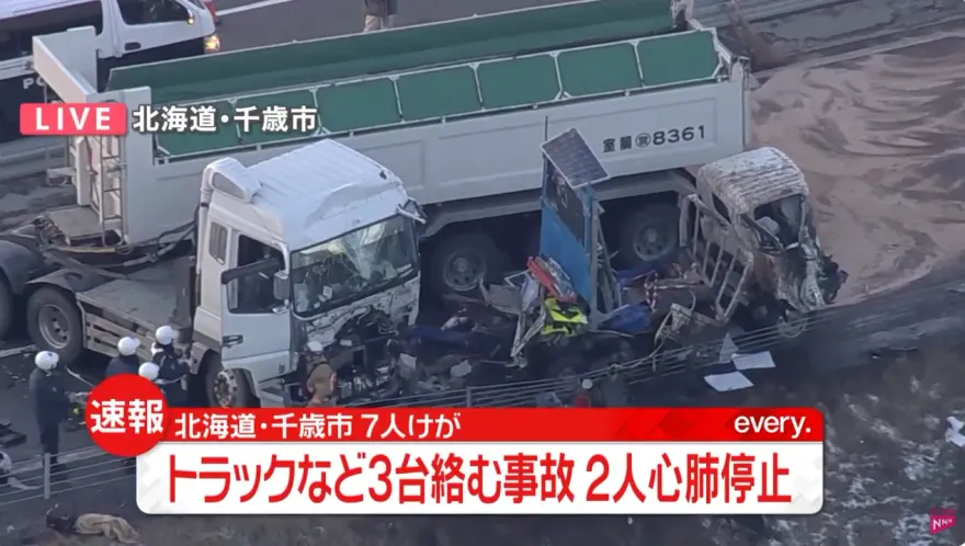 影/北海道國道3車追撞　拖板車狠撞2道路作業卡車釀2死5傷