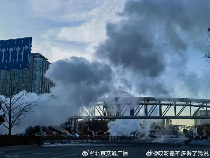 影/北京街頭「霧茫茫」！暖氣管線傳洩漏　民眾睡夢中被「涼醒」