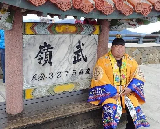 全台「最高法師」 騎車衝武嶺　獲3.4萬讚「蝙蝠俠」也留言
