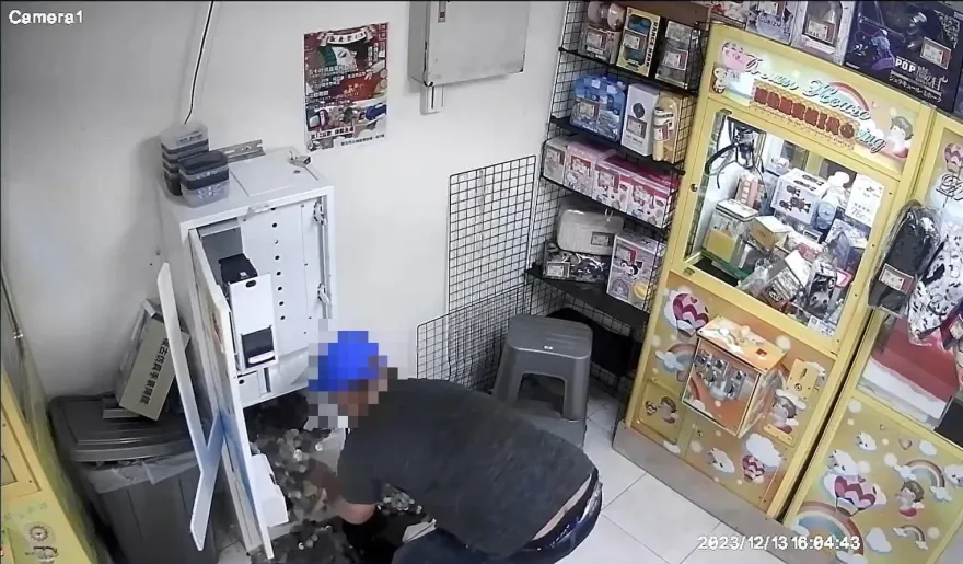 影/2慣竊娃娃機店破壞鎖頭偷零錢　台主遠端監控目擊報警逮人