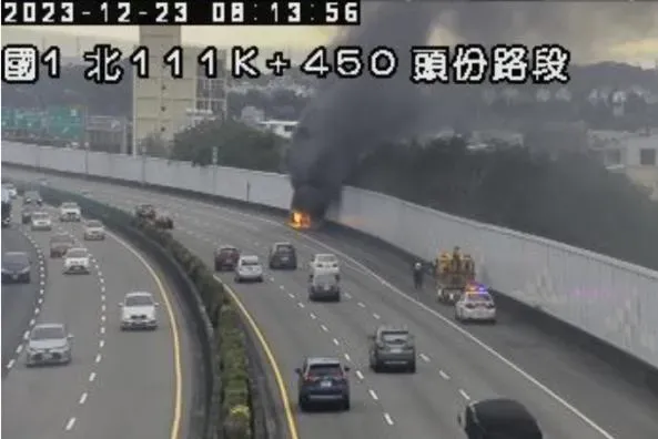 快訊/國1頭份段火燒車！開到一半燒起來　駕駛停靠路肩緊急逃生