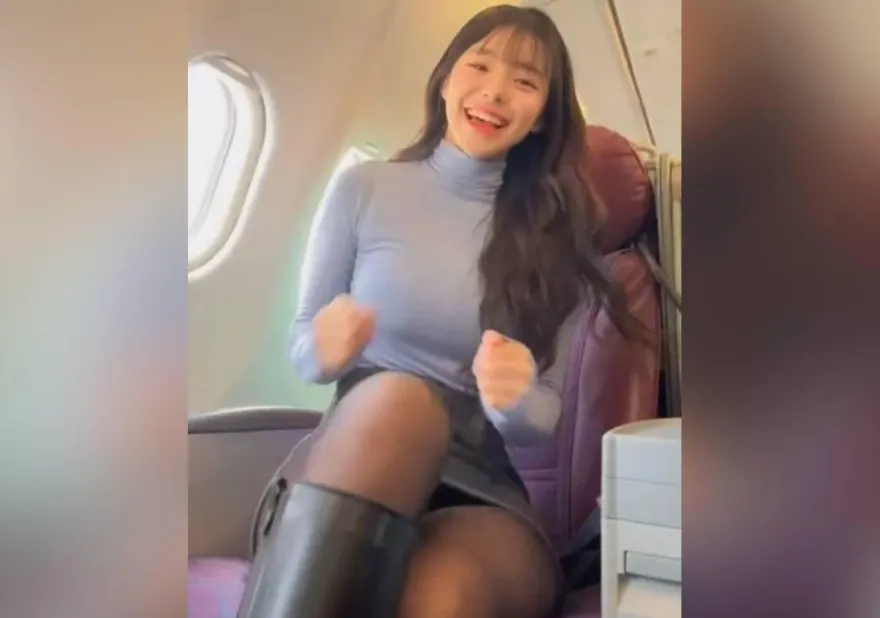 李多慧搭機熱舞性感噴發！彎腰洩「神秘三角地帶」　粉絲嗨喊：絲襪沒破