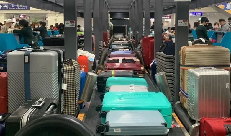 快訊/桃機二航「行李安檢大塞車」！　行李箱躺輸送帶不動…原因曝光