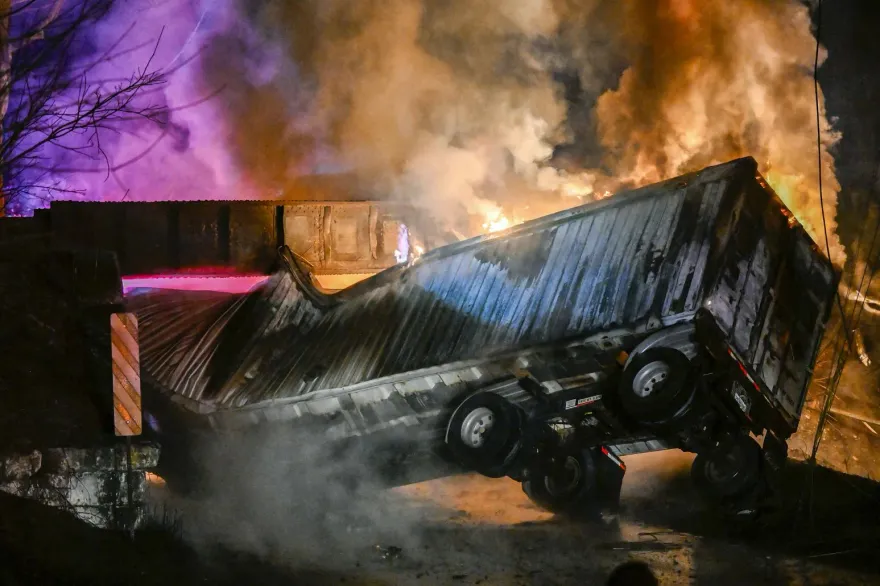 影/載滿天然氣貨櫃車撞鐵路橋　引發大爆炸火舌直竄天際