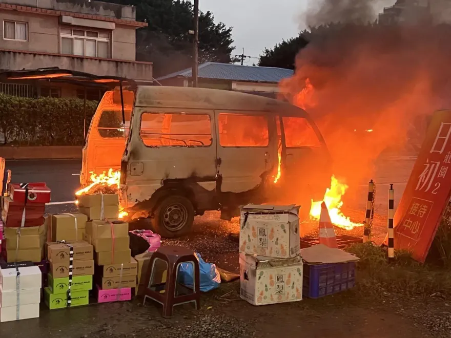 三芝翁出門擺攤賣鞋！車子突然燒起來　停路邊緊急搶救商品