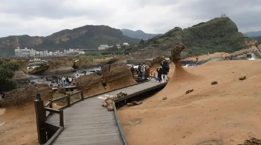 影/象鼻岩「遺址」今再度開放！「女王頭」變熱門　民眾頂寒風排隊合影