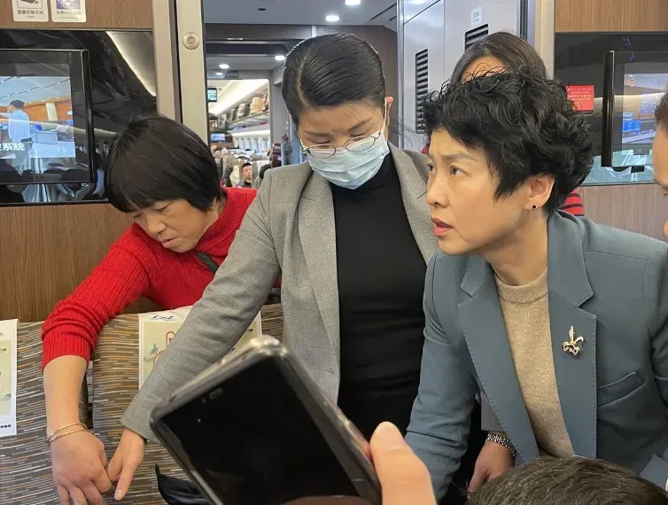影/幸運！20歲女乘務員高鐵上突「心臟驟停」　6醫師乘客聯手救回一命