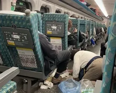 影/醉男吐完倒頭就睡！高鐵清潔員跪地擦拭畫面曝...網心疼喊：加薪