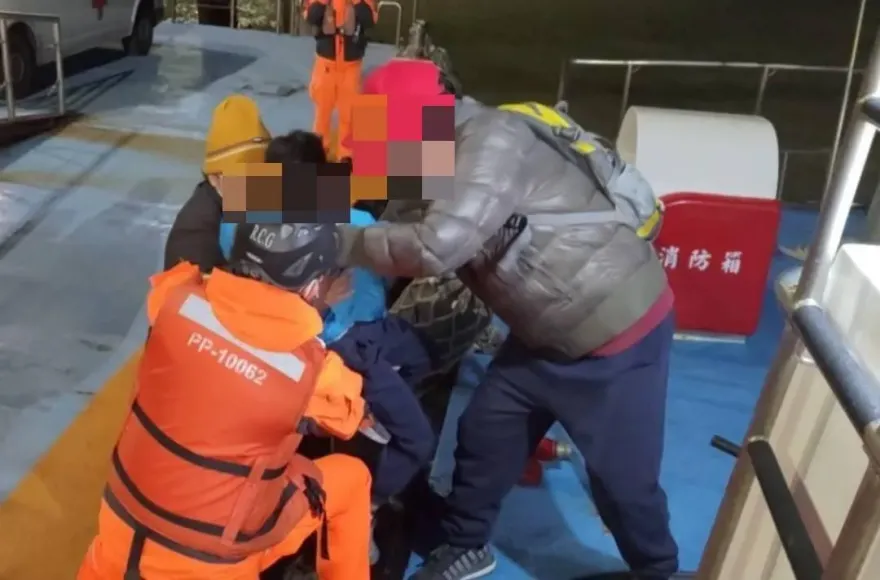 影/北竿男童深夜頭部受傷　海巡隊不畏低溫大浪協助後送就醫