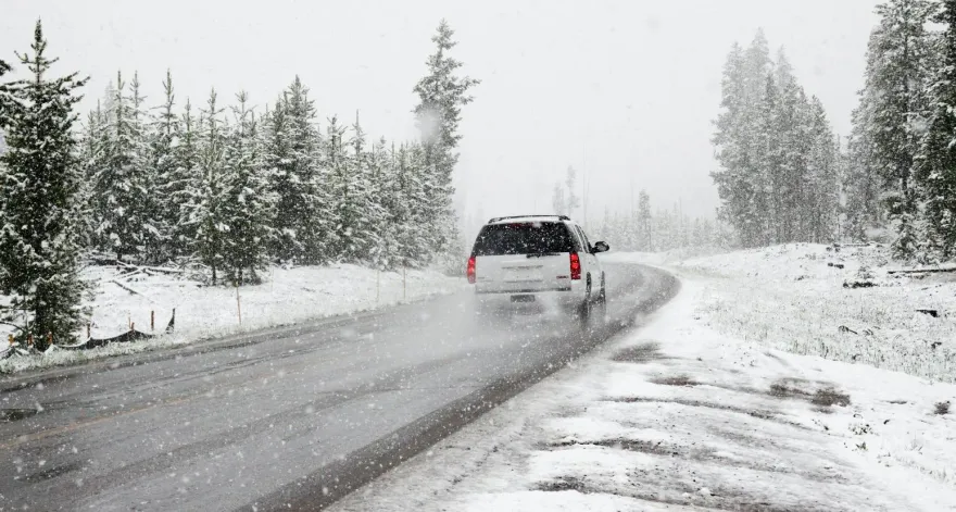 積雪造成視線死角！北海道父開車撞飛2歲兒　經搶救仍不治身亡
