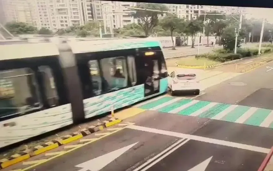 影/離譜！路況不熟「軌道」待轉　淡水女擦撞輕軌車罰7500元