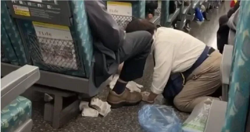 清潔阿姨跪「男客腳邊」擦嘔吐物…網心疼　高鐵回應了
