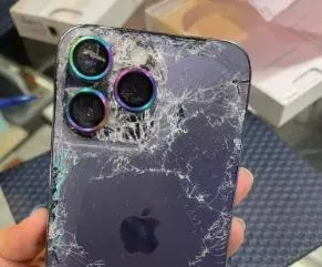 奧客的極致！買iPhone1個月要退貨指「掉到軟墊上撞壞」　門市內硬魯2小時