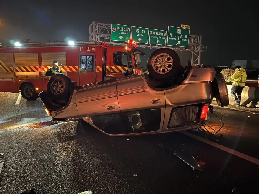 影/睡不夠闖禍？國1深夜開一開撞護欄　後車追吻屁股就翻了