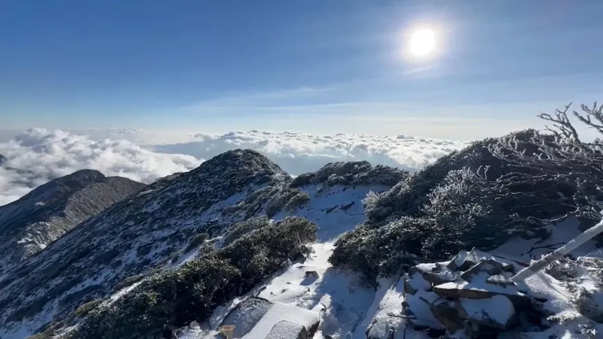 影/雪山圈谷「積雪10公分」銀白山稜線超美　追雪三寶別忘帶