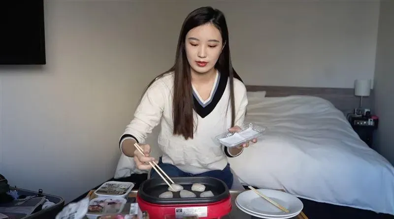 日本飯店床前「香煎干貝、牛排」！　正妹網紅挨轟：丟台灣人臉...本人回應了