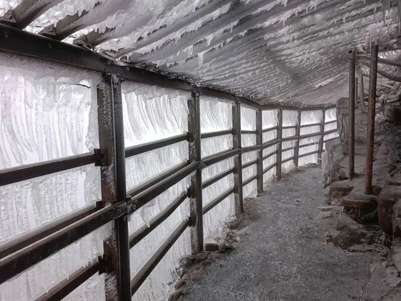 影/奇景！玉山驚見「冰雪隧道」蓋冰瀑　地上猶鋪水晶毯