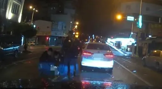 影/酒醉糾紛車停路中持棒爆衝突　花蓮警強勢管束友人落荒逃