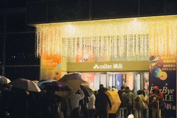 信義誠品平安夜熄燈湧15萬人　「賣逾10萬書」吳旻潔：台灣是書香社會
