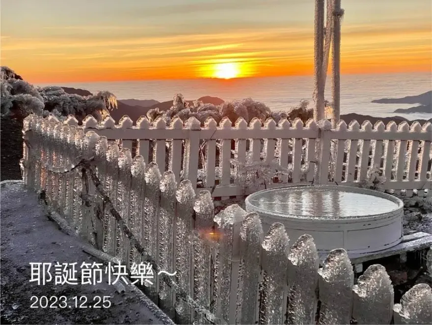 曬「聖誕節清晨」玉山厚冰美景！　鄭明典：凍雨是是很危險的天氣狀況