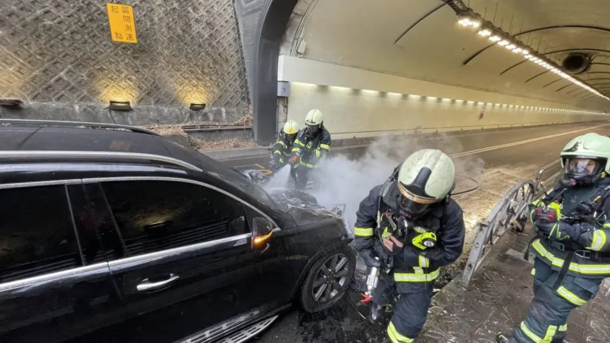 快訊/自強隧道口賓士休旅車「車頭自燃」！現場一度封閉交通癱瘓　已恢復通車