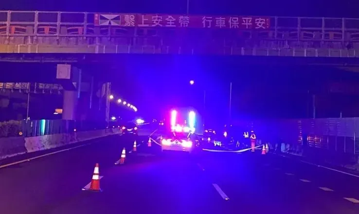 影/聖誕屍塊噴國道！南屯「58歲男墜天橋」遭多車撞擊慘死