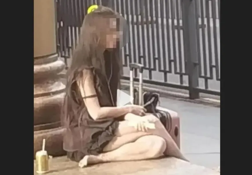 影/流浪近3個月！短裙正妹「慘變乞丐」牙掉光呆坐街頭　拒警協助