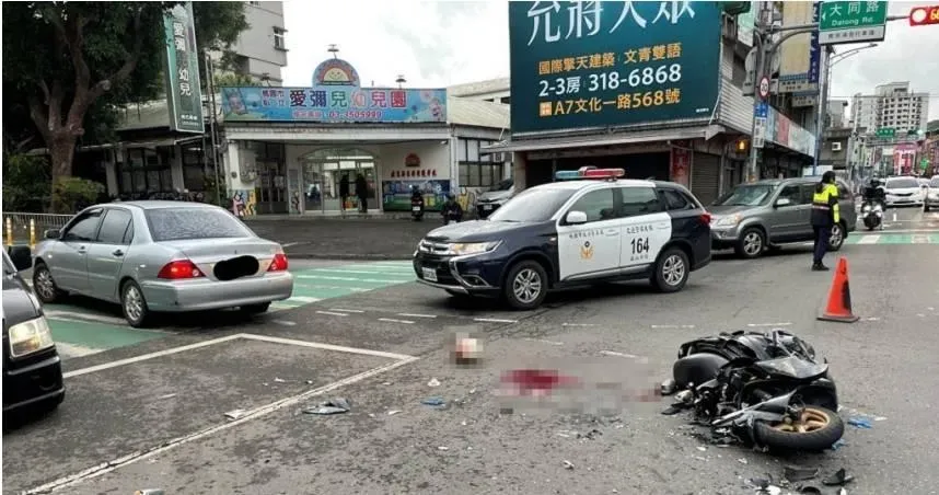 龜山騎士飆速闖紅燈！下秒撞車　「血流一地」當場喪命
