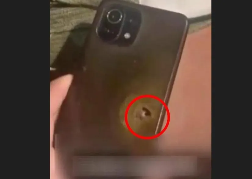 影/不只iPhone小米也行！「防彈神機」為俄士兵擋子彈速登熱搜　陸網友：國貨好棒