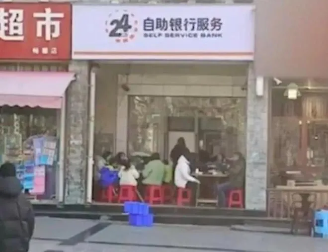 銀行也搞副業？ATM大廳擺桌吃火鍋　店家：週末人多「臨時借用加桌」