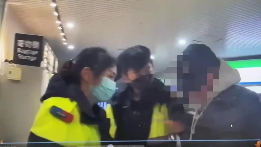 影/街友醉鬧基隆火車站咆哮路人　遭警架走保護管束