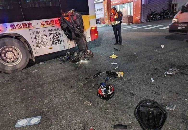 影/高雄機車闖紅燈「整輛倒立黏公車」！騎士噴飛重摔多處骨折