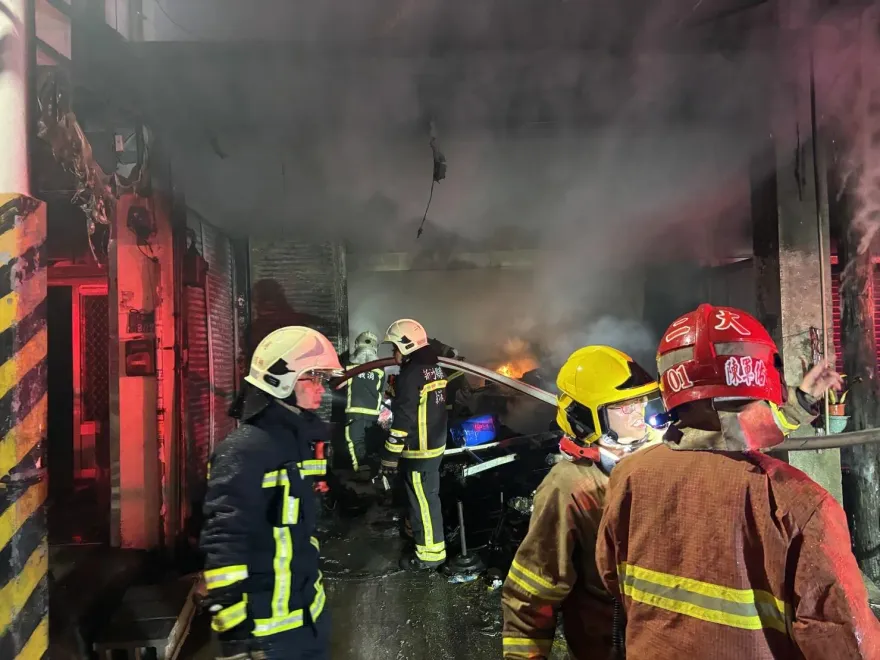 快訊/竹東耶誕爆惡火！屋內大量成衣貨物慘助燃　7旬夫逃出妻遭嗆暈身亡
