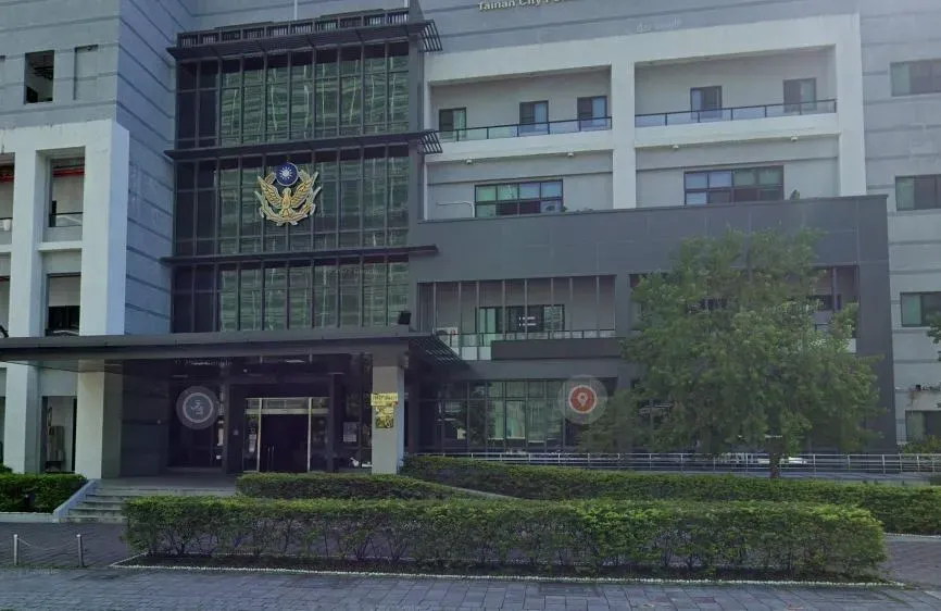 台南女傳因未戴安全帽被罰「穿紅衣輕生」　親妹淚曝真相
