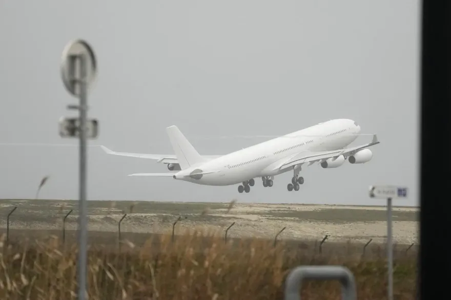 客機涉人口販運遭法國扣留調查　303名印度乘客滯留2天後放行
