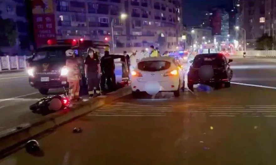 影/魂斷華中橋！39歲男騎車詭異迴轉　逆向自撞倒地遭輾爆頭