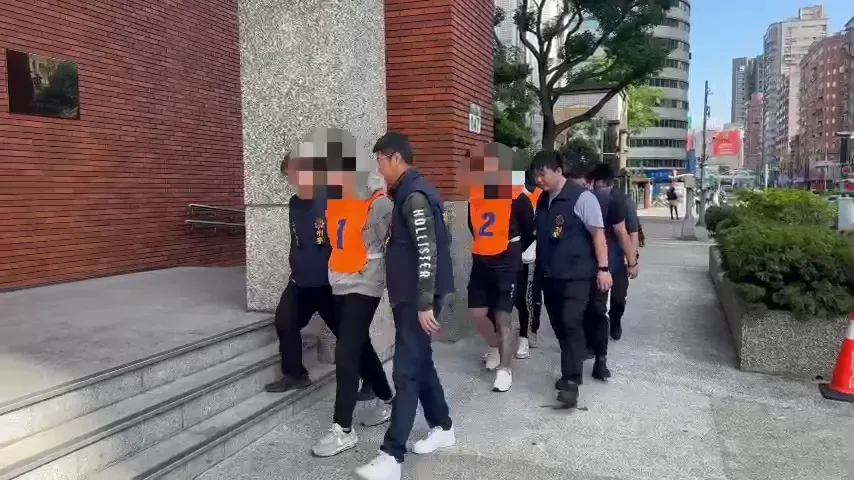影/朋友欠錢他的店衰成替罪羊！三重猴群炮攻刺青店「還放高空煙火」　警逮5煞