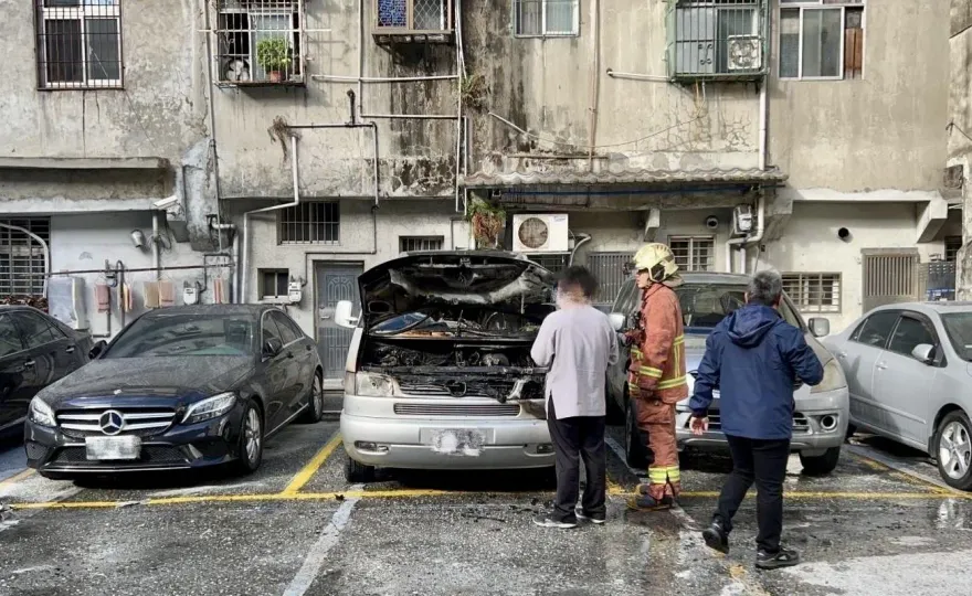 快訊/新北三重火燒車意外　廂型車停車場內自燃幸無人傷