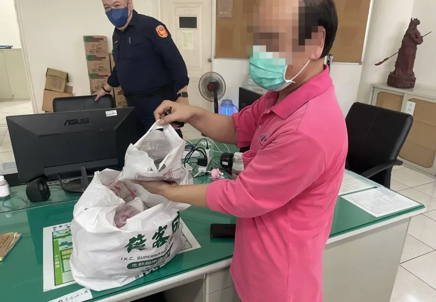 同款購物袋惹禍！運將30萬放後車廂遭女客誤拿　警「在她家冰箱找到」