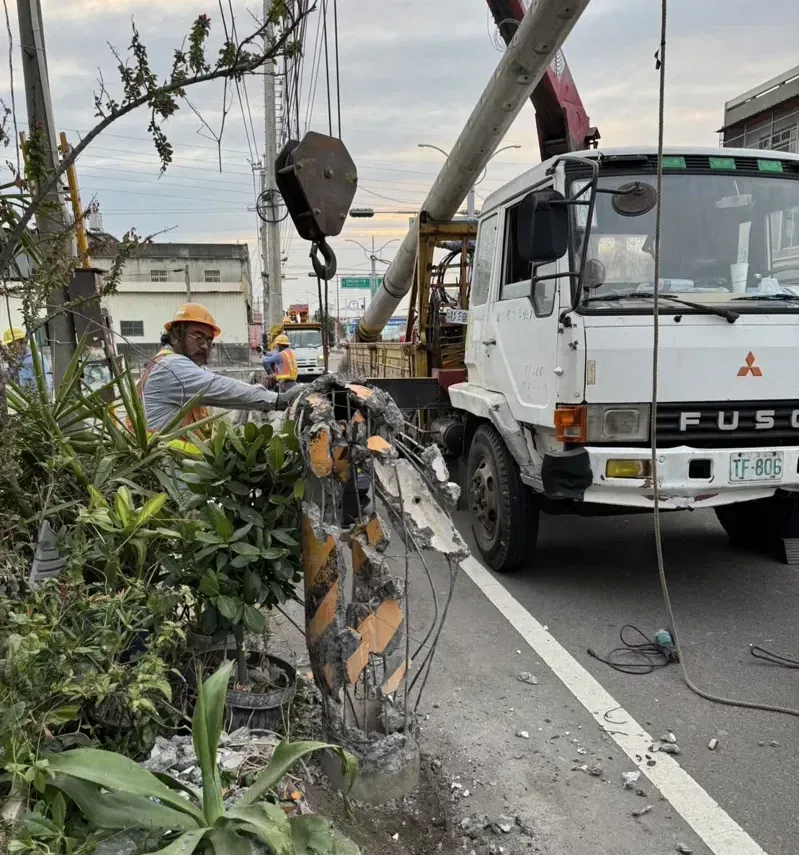 快訊/彰化鹿港大貨車撞爛電線桿肇逃「393戶停電」　台電估晚間7點復電