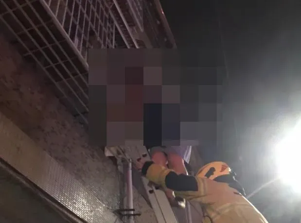 快訊/高雄小港透天住宅遭火舌吞噬！母女受困陽台幸無傷亡