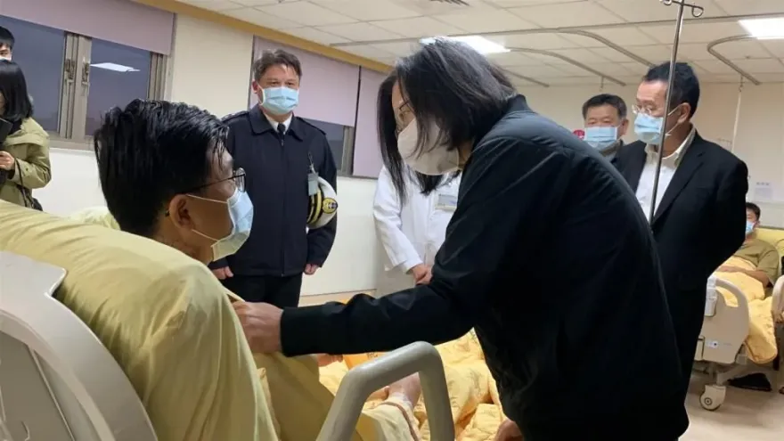 左營探視海虎潛艦受傷官兵　蔡總統：會持續搜救